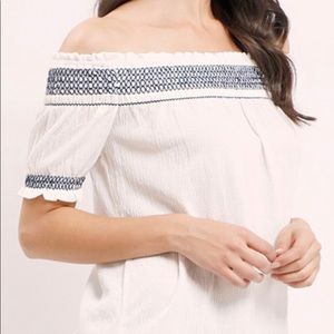 E M off the shoulder top white / navy